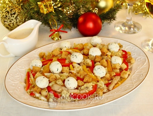 Фото салата из пекинской капусты, курицы и сухариков