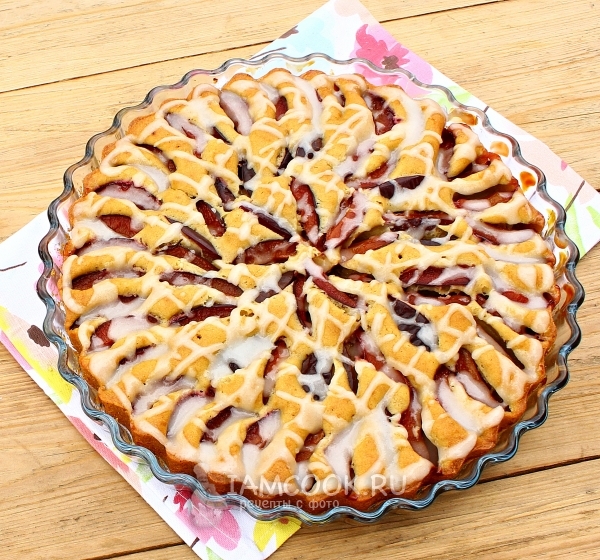 Готовый пирог со сливами и сахарной глазурью