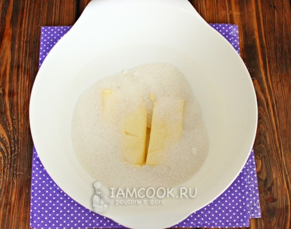 Соединить масло с сахаром