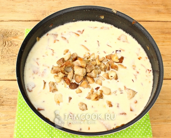 Добавить муку, молоко и сливки