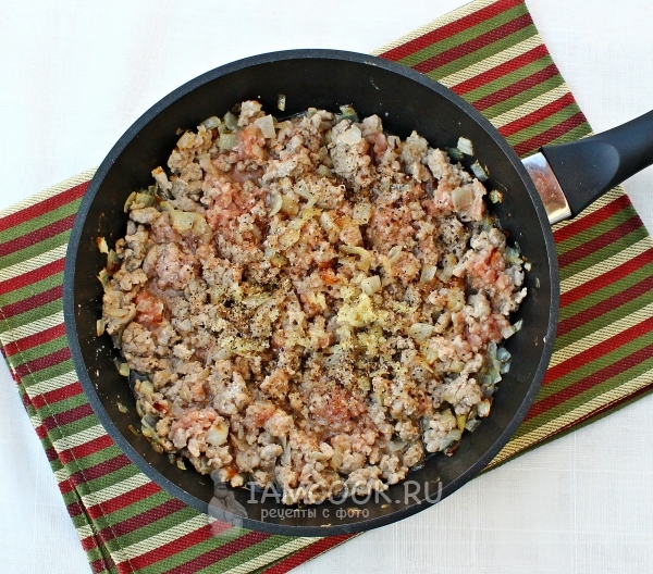 Всыпать соль и специи