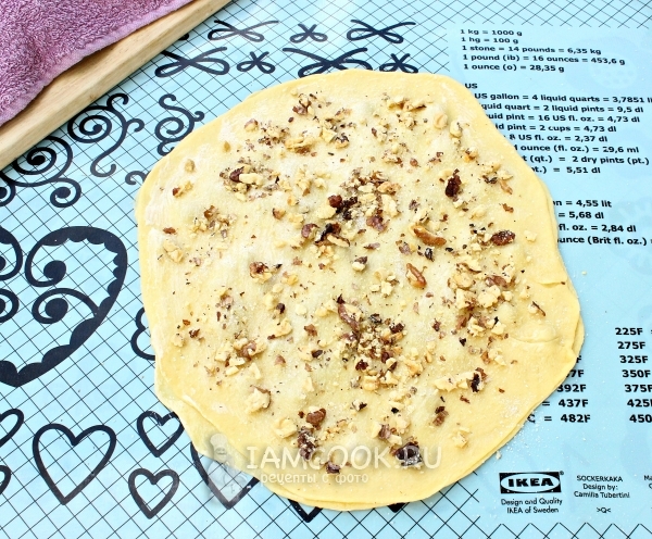 Посыпать орехами