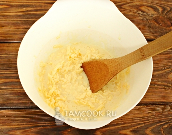 Соединить масло с сахаром и яйцами