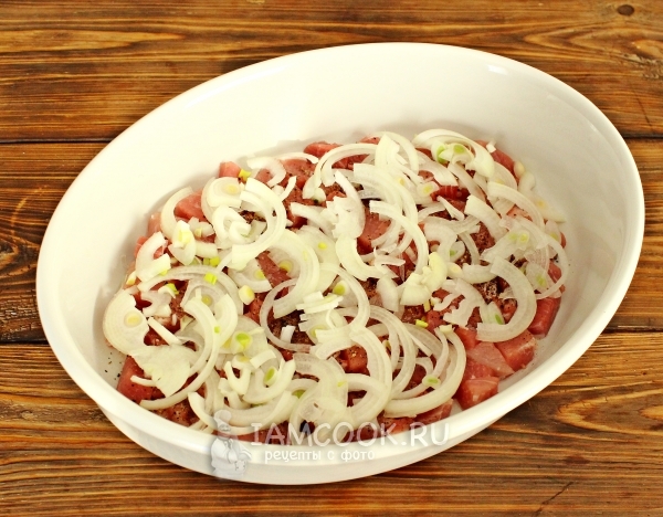 Положить на мясо лук