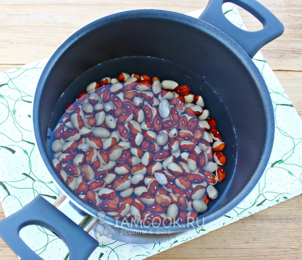 Положить фасоль в воду
