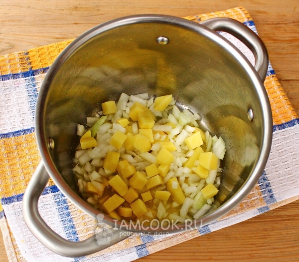 Положить в кастрюлю овощи