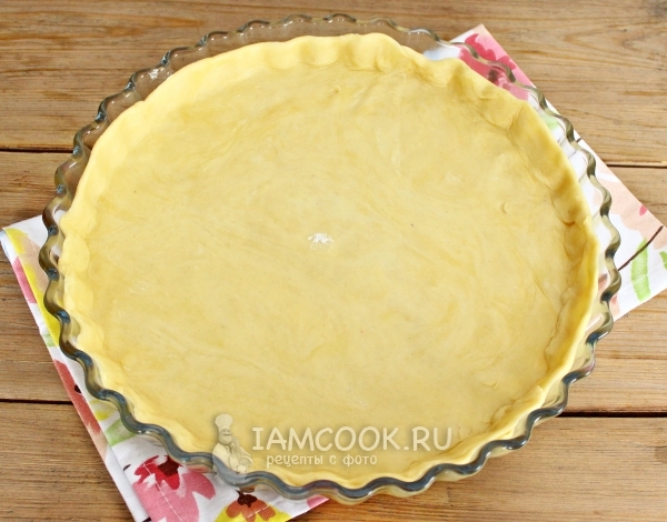 Выложить тесто в форму