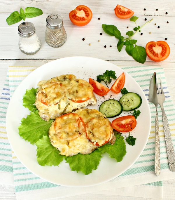 Фото мяса по-французски с помидорами и сыром в духовке