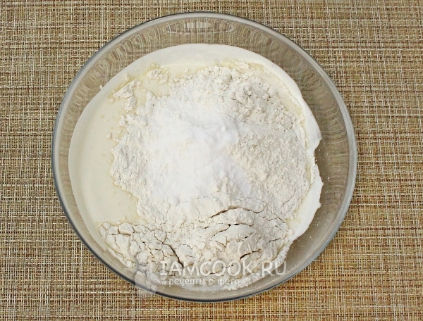 Всыпать муку и соду