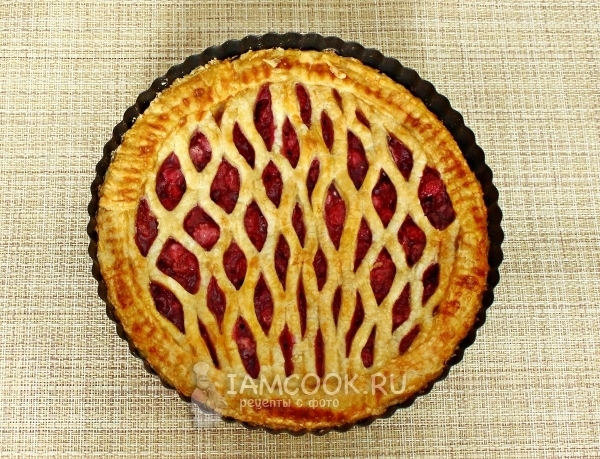 Пирог из слоеного теста с ягодами
