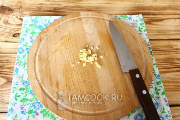 Порезать чеснок