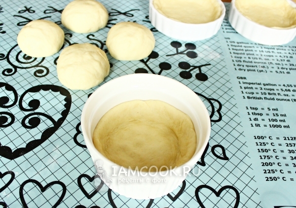 Выложить тесто в форму