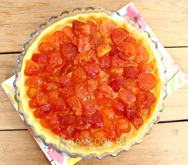 Положить на тесто варенье