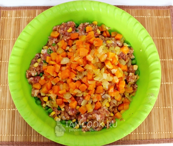 Добавляем в фарш морковь с луком