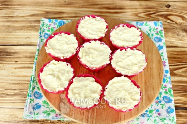 Выложить творожную массу в формочки