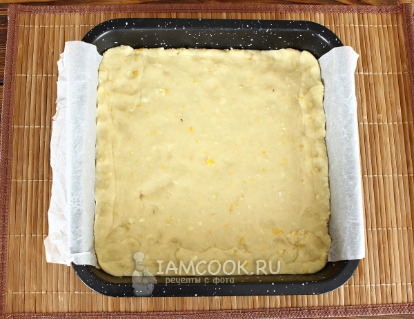 Положить тесто в форму