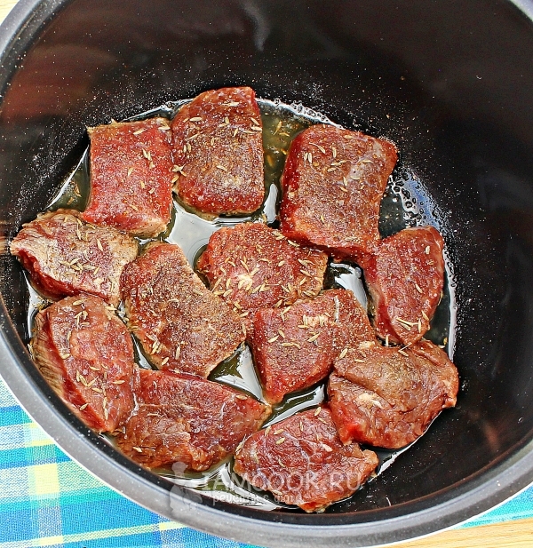 Положить в мультиварку мясо со специями