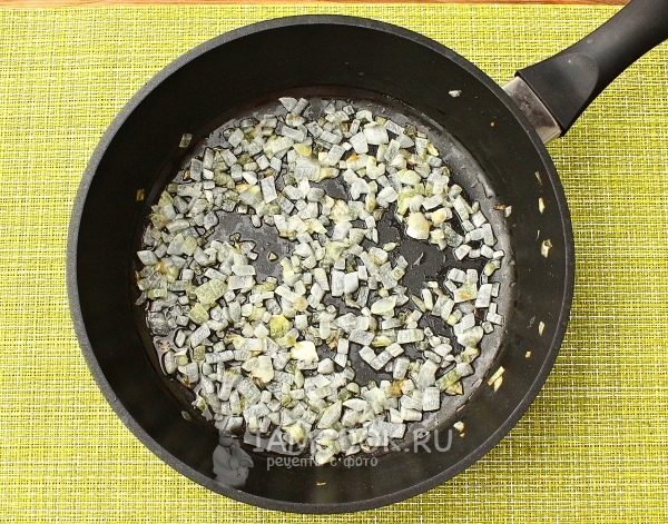 Обжарить лук