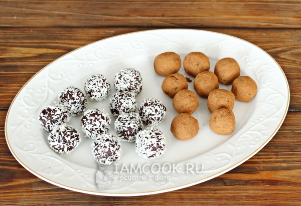 Обвалять в какао и кокосовой стружке