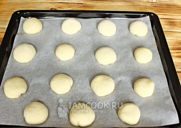 Положить булочки на противень