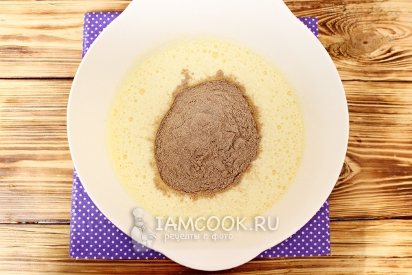 Всыпать сухую смесь в яичную