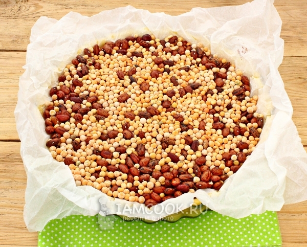Положить на тесто фасоль с горохом