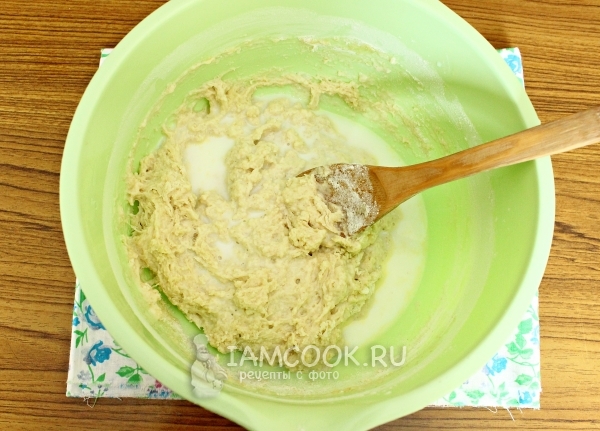 Влить молоко в мучную смесь