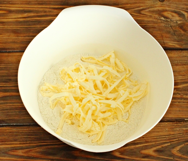 Всыпать муку и натереть масло