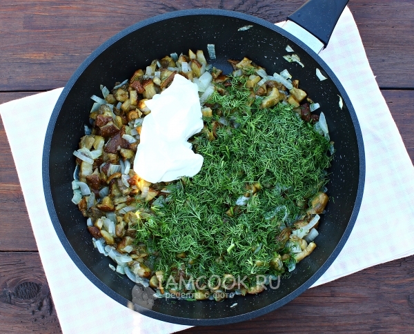 Положить сметану и укроп