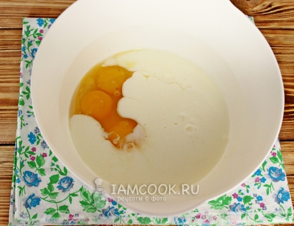 Соединить кефир, сметану и яйца