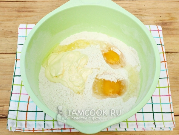 Добавить яйца и масло