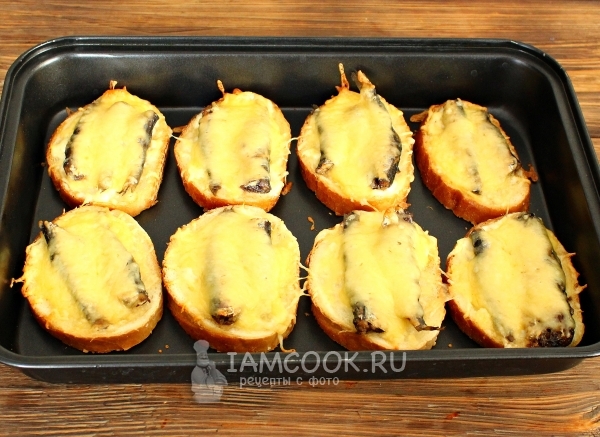 Рецепт горячих бутербродов со шпротами в духовке