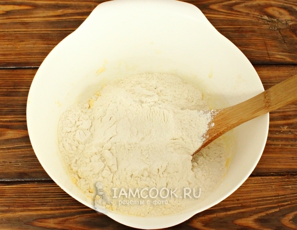 Всыпать муку