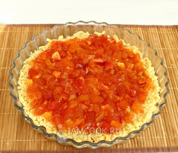 Положить на тесто варенье