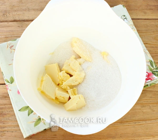 Соединить масло с сахаром