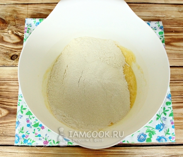 Всыпать муку