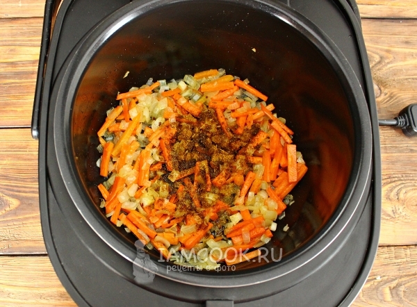 Всыпать соль и специи