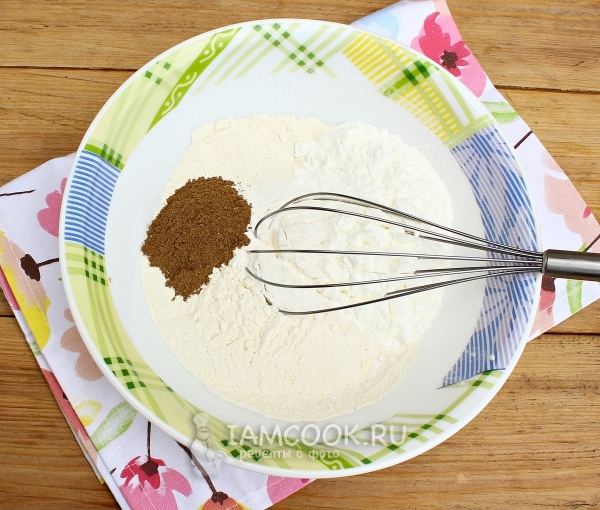 Соединить муку, корицу и крахмал