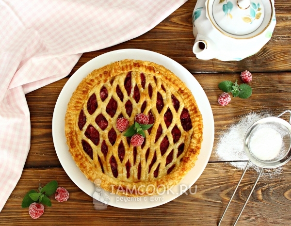 Рецепт пирога из слоеного теста с ягодами