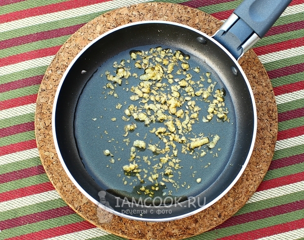 Обжарить чеснок