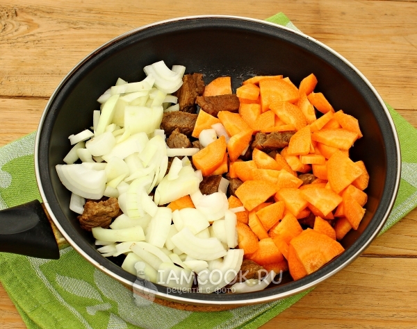 Добавить лук и морковь к мясу
