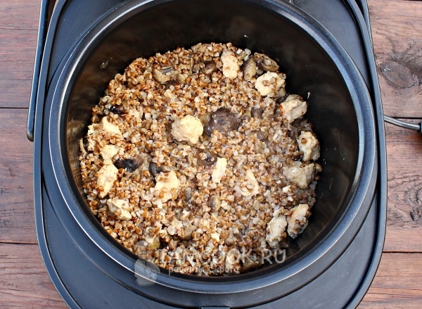 Готовая гречка с мясом и грибами в мультиварке