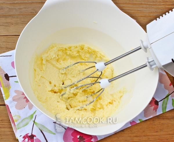 Взбить масло с сахаром