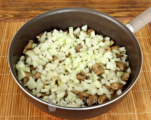 Добавляем к мясу лук