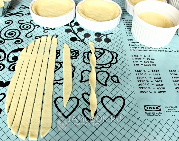 Скрутить из теста спиральки