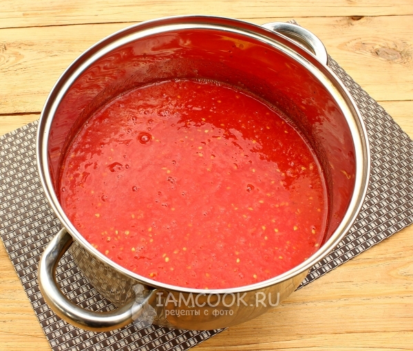 Перелить пюре из помидоров в кастрюлю