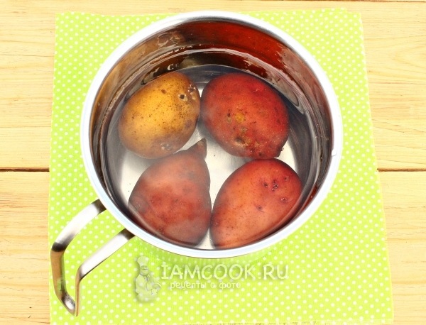 Положить картофель в кастрюлю с водой