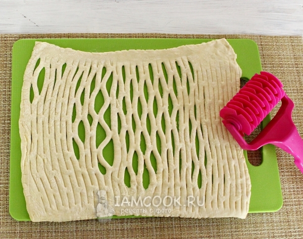 Прокатать тесто фигурной скалкой