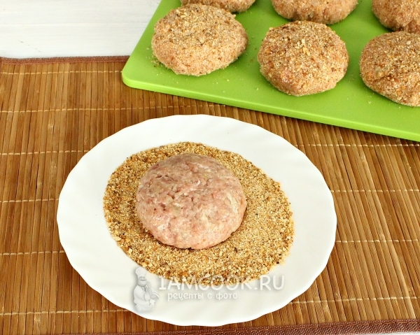 Обвалять котлеты в сухарях