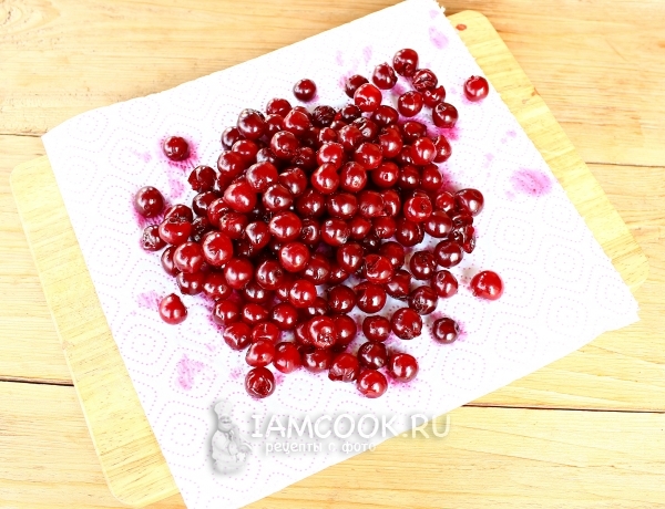 Вишню помыть и обсушить